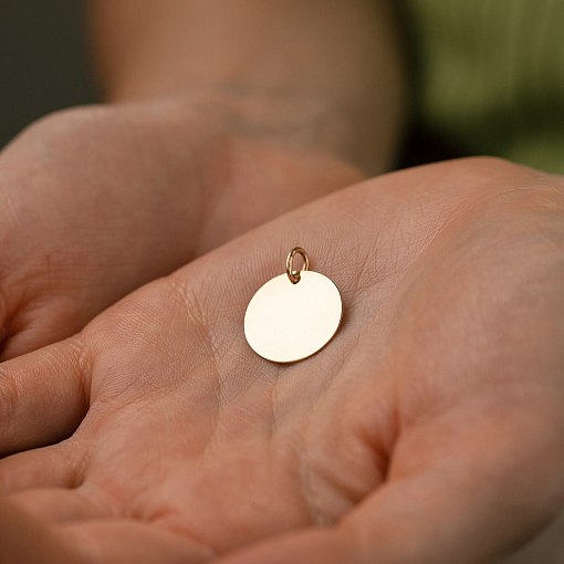 Кулон с гравировкой "Отпечаток поцелуя" в желтом золоте (17 мм) п03435п 4