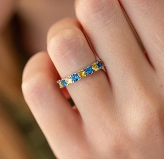 Кольцо с дорожкой голубых и желтых камней (белое золото) к07108 №9