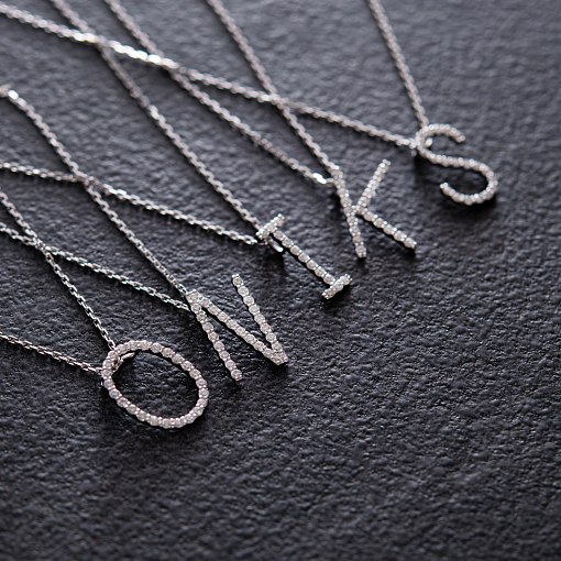 Золоте кольє з літерою 