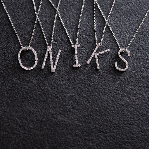 Золоте кольє з літерою 