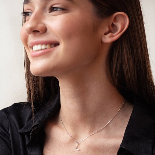 Золоте кольє з літерою 