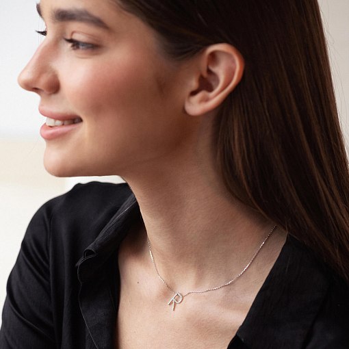 Золоте кольє з літерою 