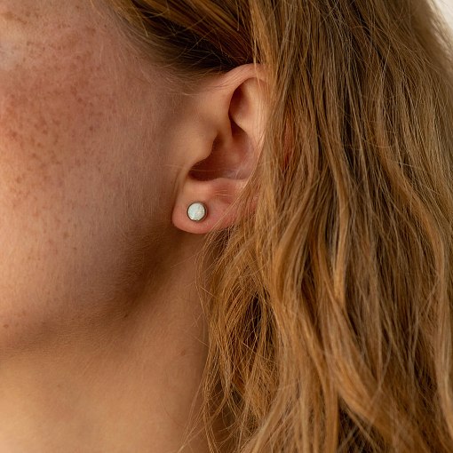 Золотые серьги-пусеты "Сияние" (синт. опал) 6 мм с05474 2