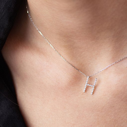 Золоте кольє з літерою 