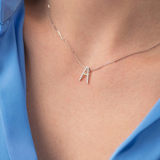 Золоте кольє з літерою 