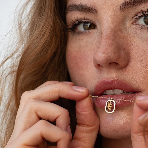 Кольє з літерою 