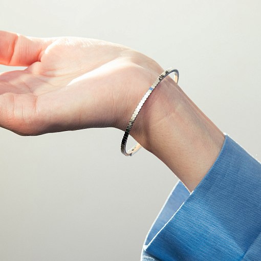 Жесткий браслет "Kylie" в белом золоте б05571 15