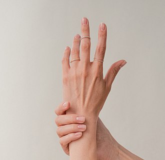 Кольцо с дорожкой камней в белом золоте к08276 №5