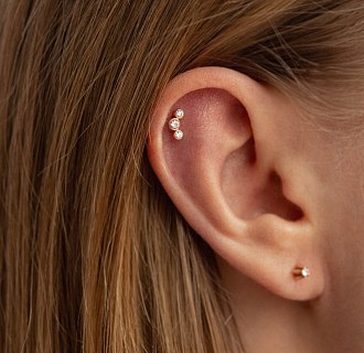 Одиночная золотая серьга в хрящ ушка (фианиты) з40069ч