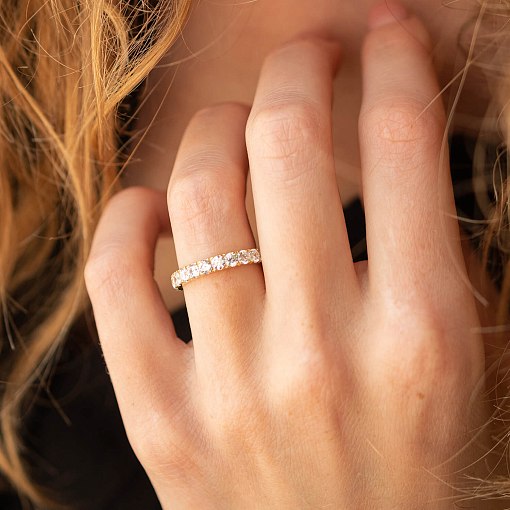 Каблучка з доріжкою каменів в жовтому золоті (фіаніти) к07389 15