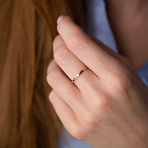 Золота каблучка з фіанітами в стилі мінімалізм к06557 2