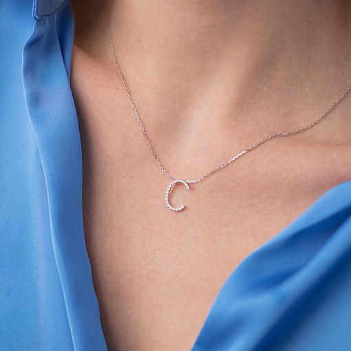 Золоте кольє з літерою 