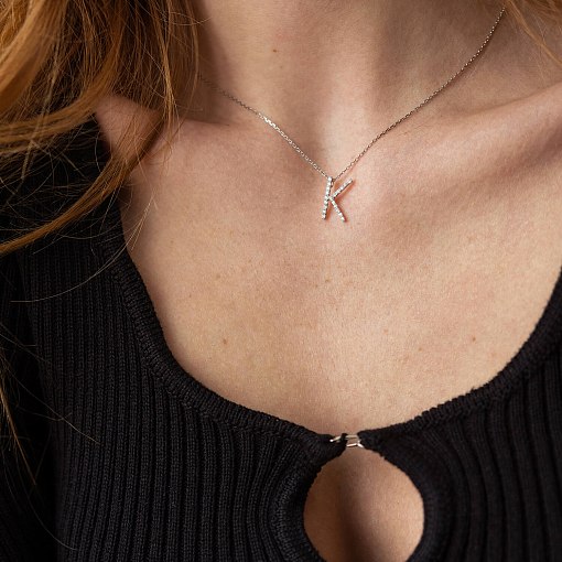 Золоте кольє з літерою 