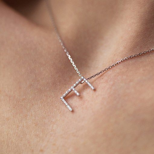 Золоте кольє з літерою 