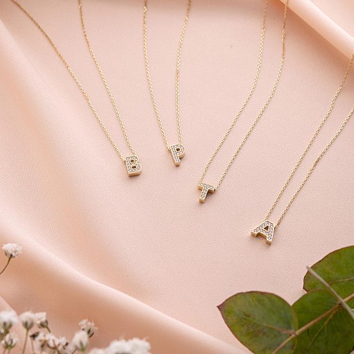 Кольє з буквою 