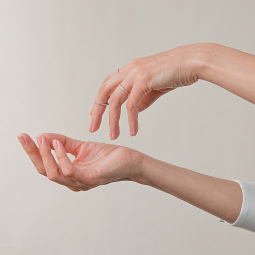 Каблучка з доріжкою каменів в білому золоті к08276 6