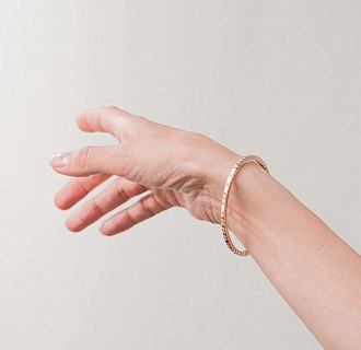 Жесткий золотой браслет "Кубики" (фианиты) б05612 №3