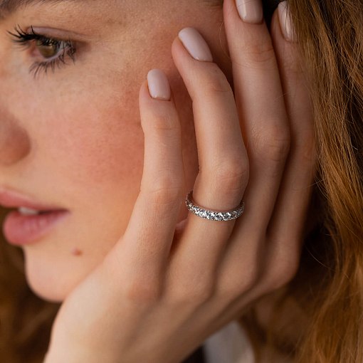 Каблучка з доріжкою каменів в білому золоті (фіаніти) к07390 8