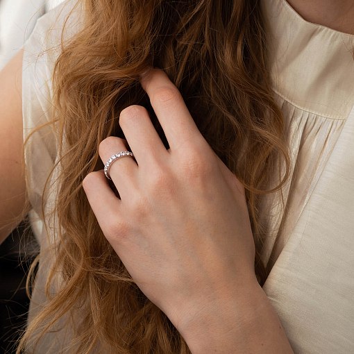 Каблучка з доріжкою каменів в білому золоті (фіаніти) к07390 2