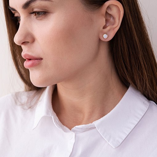 Золотые серьги-пусеты "Сияние" (синт. опал) 8 мм с06181 5