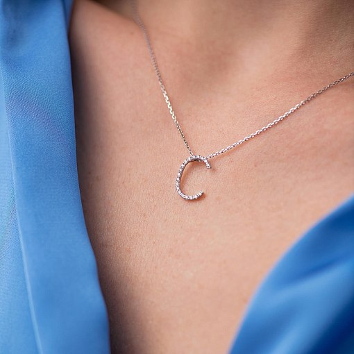 Золоте кольє з літерою 