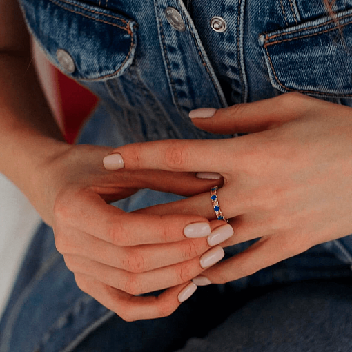 Каблучка з доріжкою блакитних та жовтих каменів (червоне золото) к07107 10