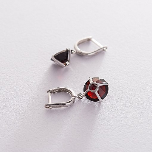 Золотые серьги "Влечение" с пиропом с05289 3