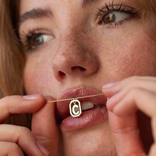 Кольє з літерою 