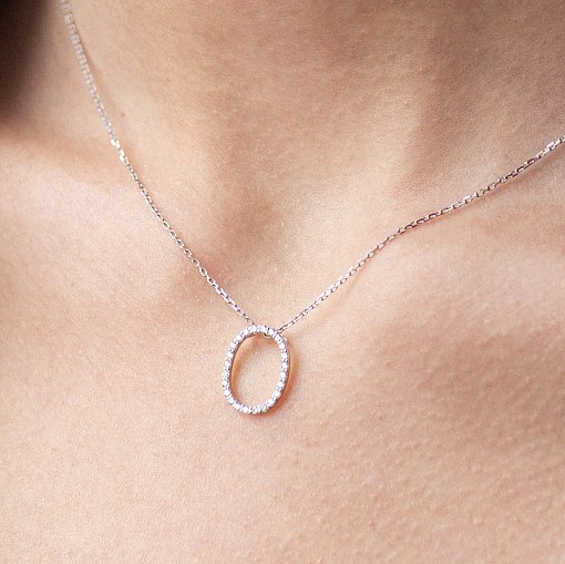 Золоте кольє з літерою 