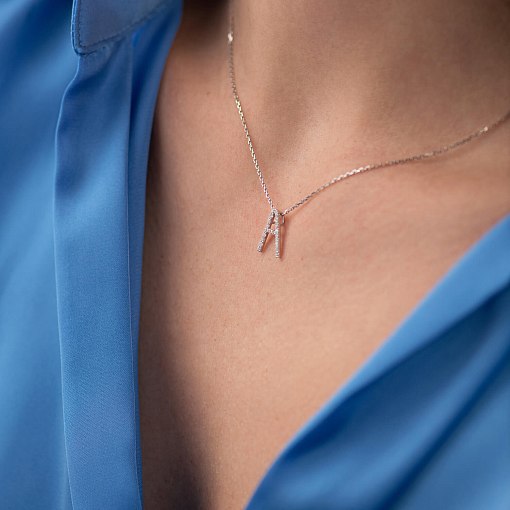 Золоте кольє з літерою 