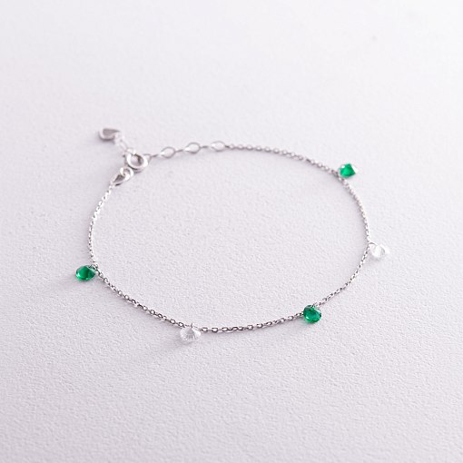 Браслет в белом золоте (зеленые и белые фианиты) б05136
