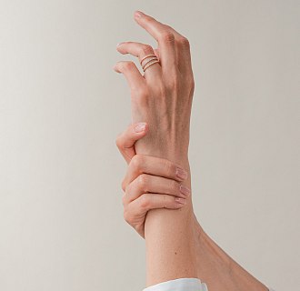 Кольцо с дорожкой камней в желтом золоте к08278 №6