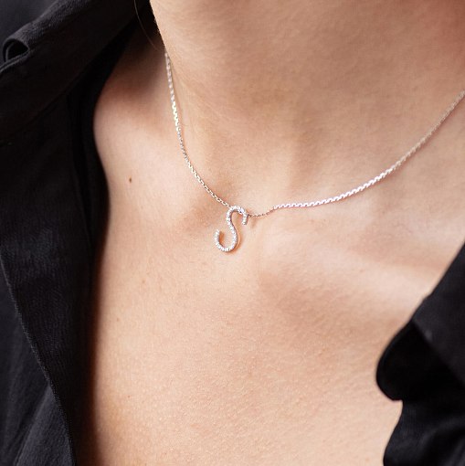 Золотое колье с буквой "S" с бриллиантами 133601121 8