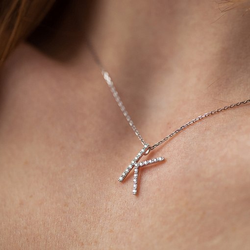 Золоте кольє з літерою 