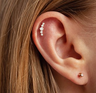 Одиночная золотая серьга в хрящ ушка (фианиты) з40001к